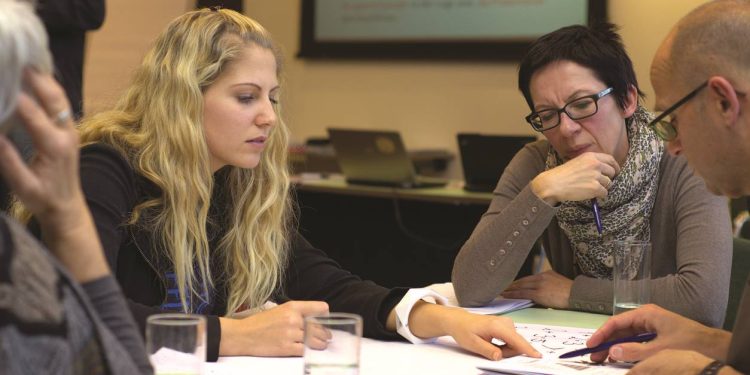 Apa Itu Employee Relations: Fungsi, Contoh, & Job Descriptions