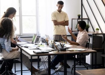 Tingkat Retensi Karyawan, Contoh Program, & Cara Meningkatkannya