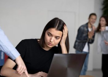 Contoh Bullying di Tempat Kerja dan Cara Menghadapinya