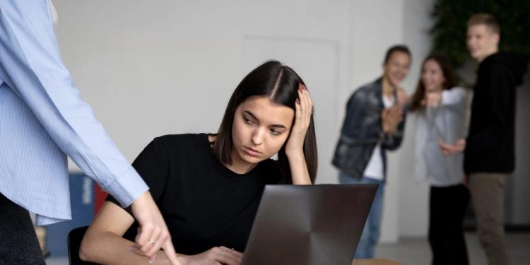 Contoh Bullying di Tempat Kerja dan Cara Menghadapinya