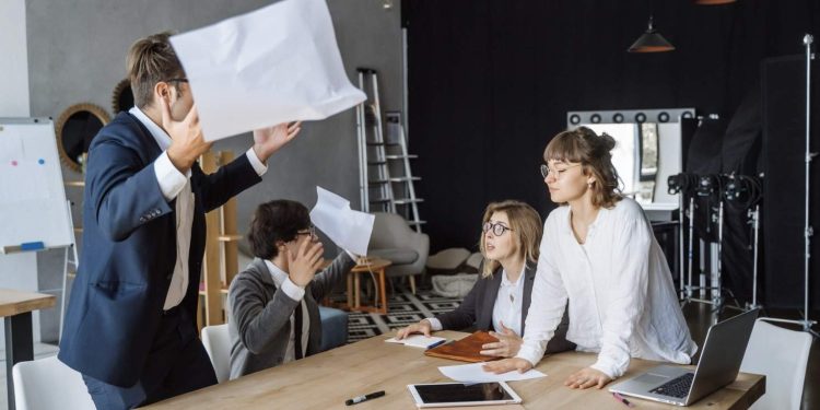 Contoh Konflik di Tempat Kerja dan Cara Menanganinya