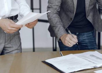 Kontrak Kerja Karyawan: Jenis, Isi, Format, dan Contoh