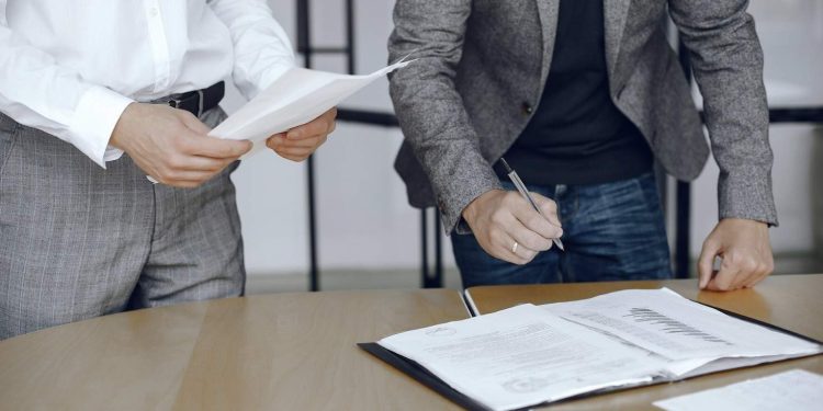 Kontrak Kerja Karyawan: Jenis, Isi, Format, dan Contoh