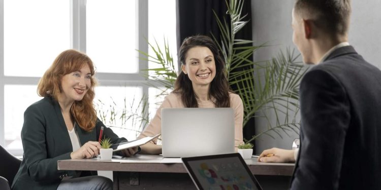 Apa Itu Headhunter: Tugas, Jasa, Biaya, Gaji, dll