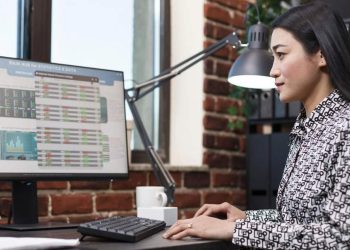 Apa Itu Analis Keuangan: Tugas, Job Desk, Gaji, dll