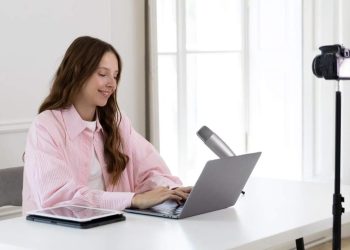 Apa Itu Content Writer: Tugas, Gaji, Skills, Jenjang Karier, dll