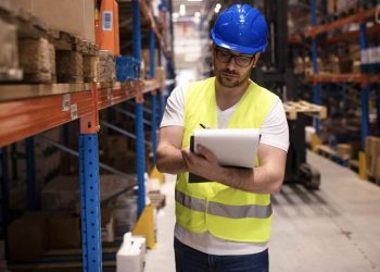 Apa Itu Staff Gudang: Tugas, Job Desk, Gaji, dll